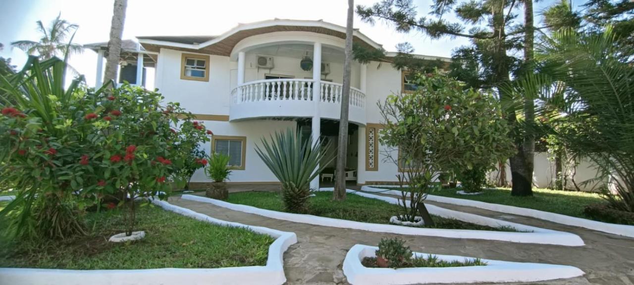 Tichi Villas - 디아니 해변 외부 사진